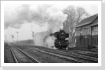 50 3520 verläßt dann Blumenberg mit N 61744. Ein Wagen der Harzbahn ist als Ladegut aus Wittenberge auf dem Zug verladen. Feb 88