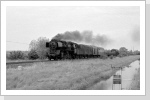 Am km 55 (von Braunschweig Hbf) passiert der fotogene GmP mit 50 3559 hinter Neuwegersleben das kleine Wehr Mai 88