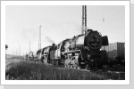 Die absolute Krönung der Juli Tour war die Vorspannleistung vorm Nachtzug N 61740, der hier 3 Stunden vor Plan und nach Ausfall des Schadwagenzug dessen Lok gleich mit zurück nach Oschersleben mit gibt. Hier Standbild in Magdeburg Buckau um 21 Uhr (!)