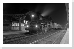 Nachtaufnahmen vorm P 5039 waren in Rudolstadt eigentlich nicht möglich, da der Zug hier nur 1 min Halt hatte. Hier hat man sich entschlossen, den verspäteten D 507 übers Glleis 3 überholen zu lassen. September 86