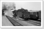 Nach Magdeburg wurden Güterzüge immer Tender voraus gefahren. Hier wird sie schöne Signalbrücke in Staßfurt gerade zugedampft, leider. Die Lok bekam 1982 einen zurückgebauten Tender der 01 5 Nach Magdeburg wurden Güterzüge immer Tender voraus gefahren. Hier wird sie schöne Signalbrücke in Staßfurt gerade zugedampft, leider. Die Lok bekam 1982 einen zurückgebauten Tender der 01 5