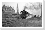 Im letzten Tageslicht konnte ich die Ausfahrt in Güsten aufnehmen. Der rechts im Bild stehende Öl Behälter wurde 1996 in die 44 0093 eingebaut Im letzten Tageslicht konnte ich die Ausfahrt in Güsten aufnehmen. Der rechts im Bild stehende Öl Behälter wurde 1996 in die 44 0093 eingebaut