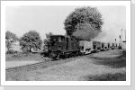 Interessant war der Einsatz der Mansfelder Werkbahn welche parallel zur F 180 fuhr, Lok 7 fährt runter nach Hettstedt Interessant war der Einsatz der Mansfelder Werkbahn welche parallel zur F 180 fuhr, Lok 7 fährt runter nach Hettstedt