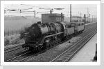 Einen anderen Startpunkt nimmt der Dg 52176, nicht ab Wustermark Rbf sondern ab Satzkorn. 50 3561 fährt mit einem Holzroller dahin, hier bei durchfahrt Elstal Aug 85 Einen anderen Startpunkt nimmt der Dg 52176, nicht ab Wustermark Rbf sondern ab Satzkorn. 50 3561 fährt mit einem Holzroller dahin, hier bei durchfahrt Elstal Aug 85