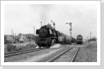 Volle Fahrt durch den Bahnhof Weisen 50 3570 mit Nahgüterzug nach Wittstock/Dosse Juli 85
