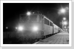 211 010 war die Letzte ihrer BR in Olivgrün, hier in Nauen an einem D-Zug nach Berlin Oktober 84