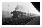 Im ersten Morgenlicht erreicht der N 65180 den Bahnhof Nauen April 86